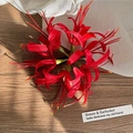 Gros plan détaillé d'une pince à cheveux Lycoris rouge vif sur une surface en bois - Rouge