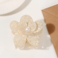 Dettaglio di un fermaglio per capelli a fiori color crema con una perla bianca centrale - Beige Crema (Stile B 7cm)