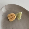Detalle de una pinza para el cabello en forma de tulipán de acetato con pedrería brillante - 4.2cm / Amarillo