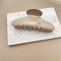 Détail de la pince à cheveux beige minimaliste en acétate avec texte Barrette La France - Kaki