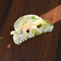 Elegante molletta per capelli a foglia, crema perlata con accenti colorati e strass brillanti - Pinza Foglia Bianco Verde 8.6cm