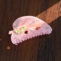 Molla per capelli a farfalla marmo rosa con strass lucidi e accenti di foglie - Pinza Foglia Rosa 8.6cm