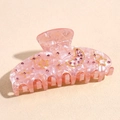 Primer plano de pinza de pelo rosa jaspeado con pedrería y dijes de estrellas doradas - 9.5CM / Naranja