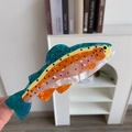 Primer plano detallado de una pinza para el cabello con forma de pez de acetato premium - Estilo de Pez Multicolor