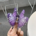 Dettaglio della molletta per capelli a farfalla viola sfumato con venature e molla dorata - Farfalla Viola