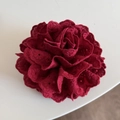 Détail de la pince à cheveux fleur en dentelle rouge foncé avec broderies délicates - Rouge