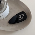 Vue détaillée d'une pince à cheveux goutte noire brillante ornée d'une lettre D en strass - 5.5*2.7cm / Noir