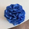 Vue détaillée de la pince à cheveux fleur en dentelle bleu roi avec broderie fine - Bleu