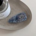 Détail d'une pince à cheveux en acétate marbré bleu avec motif lettre en strass - 5.5*2.7cm / Bleu