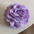 Détail d'une pince à cheveux fleur en dentelle violette avec broderie et design de rose - Violet