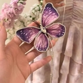 Dettaglio del fermaglio per capelli a farfalla viola con strass e cristallo lucido - Stile Nappa Lunga a Farfalla / Viola