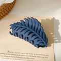 Makro-Detail einer marineblauen matten Haarklammer in Blattform mit Mehrzahndesign - Matt Dunkelblau (9.5cm)