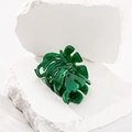 Dettaglio della molletta per capelli a foglia di monstera in acetato verde marmorizzato - Verde Agata