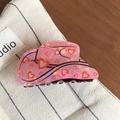 Dettaglio della pinza per capelli a forma di cappello cowboy rosa con cuori neri - Modello a Cuore (8.5cm)