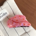 Dettaglio del fermaglio per capelli in acrilico rosa cangiante con ciliegie e denti neri - Modello a Ciliegia (8.5cm)
