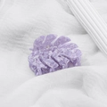Dettaglio della pinza per capelli in acetato viola marmorizzato a forma di foglia - Viola