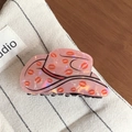 Dettaglio della pinza per capelli a cappello da cowboy rosa perlato con stampe di labbra - Modello a Labbra (8.5cm)