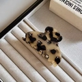 Detalle de pinza para el cabello de leopardo con diamantes en bandeja de joyas - Pinza de Carey (aprox. 6,6 cm)
