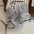 Dettaglio dell'elastico in tessuto plissettato argento con perle e nastri neri - Stile Perla Nastro Grigio
