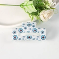 Nahaufnahme der marmorweißen Haarklammer mit blauen Evil-Eye-Prints und roten Pupillen - Rote Pupille Böser Blick Stil (A3-2-2)