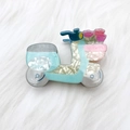 Détail de la pince à cheveux mini moto en acétate marbré bleu avec décor de tulipes - Scooter Vert (7.5cm)