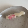 Dettaglio di un fermaglio per capelli a fragola con ciondoli rosa su base ondulata - 2 Fragole (Base Ondulata)