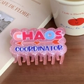Detail der rosa Glitzer-Haarklammer mit Chaos-Coordinator-Text auf einem Holztisch - 8.5cm / Rosa