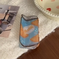 Detail der Orangensaft-Haarklammer mit Laser-Finish auf weichem weißem Plüsch - Blau (Orange)