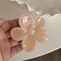 Detailansicht einer transparenten rosa Blumen-Haarklammer mit glänzender Harz-Oberfläche - Orangefarbene Blütenblätter Mit Weißem Rand