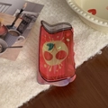 Detailansicht einer kreativen Kirsch-Soda-Haarklammer aus rotem Acryl-Material - Rot (Kirsche)
