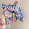 Vista detallada de un coletero azul con estampado floral de acuarela en tonos rosa - Azul Púrpura Óleo