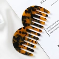 Detalle del peine de púas anchas en acetato de carey con mango de doble curvatura - Carey Oscuro