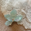 Détail de la pince à cheveux fleur bleue avec fini nacré et goutte de cristal - 9.5CM / Vert Menthe