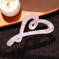 Vista detallada de una pinza para el cabello de corazón en acetato rosa púrpura brillante - Púrpura