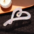 Grande pince à cheveux en forme de cœur avec finition nacrée irisée sur fond tricoté - Rose 12cm