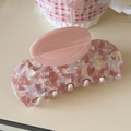 Dettaglio molletta per capelli in acetato rosa con trama marmorizzata e manico opaco - 10.9cm / Floreale Rosa e Bianco