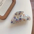Makroaufnahme der Blumen-Acryl-Haarklammer mit glänzender Perlmutt-Oberfläche - Blumen 8cm