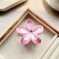 Polierte Haarklammer mit rosa Farbverlauf-Blüte auf einem Schmucktablett aus Samt - 8cm / Rosa
