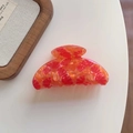 Nahaufnahme der orangefarbenen Haarklammer mit Retro-Blumenmuster aus glänzendem Acryl - Rot 8cm