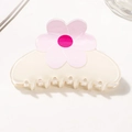 Gros plan d'une pince à cheveux fleur blanc cassé avec un détail floral rose doux - Fleur Rose