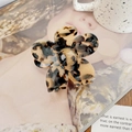 Gros plan détaillé d'une pince à cheveux fleur en acétate écaille sur un bureau élégant - Écaille de Tortue Beige 6,8 cm