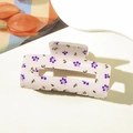 Detailansicht der rechteckigen Haarklammer mit lila Blumenmuster auf Rosa - Violette Blaubeere