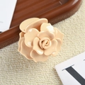 Vista ravvicinata di un fermaglio per capelli a forma di camelia albicocca - Bianco Beige (5.9CM)