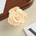 Détail de la pince à cheveux rose en acétate crème avec des pétales 3D élégants - Blanc Crème (5.9CM)