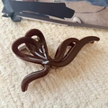 Gros plan détaillé de la pince à cheveux marron foncé brillant en forme de ruban nœud - Marron Chocolat-13cm