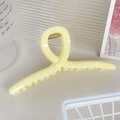 Detalle de una pinza para el cabello de color amarillo pálido con diseño de torsión simple - Amarillo (Grande 12.8cm)