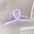 Detalle macro de pinza de pelo lavanda con resorte metálico dorado y diseño trenzado - Morado (Grande 12.8cm)