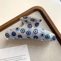 Dettaglio del grande fermaglio per capelli perlato bianco con occhio blu - 1# Base Bianca Malocchio Tondo