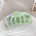 Dettaglio di un grande fermaglio per capelli verde menta con finitura cangiante su piatto - Ciano Cangiante (Osso di Drago)