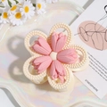 Detailansicht der Haarspange mit rosa Tulpenharzblumen und weißen Perlenring-Verzierungen - Rosa 7.5cm